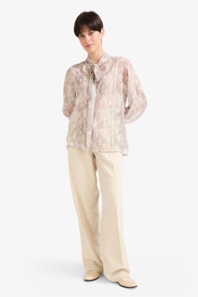 Blouse en chiffon imprimée serpent à col lavallière et manches longues