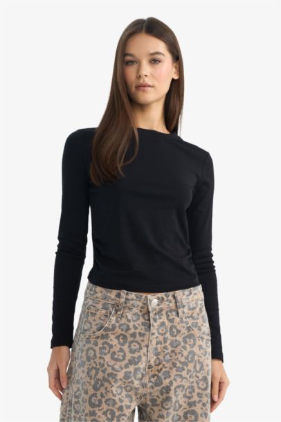 تيشيرت بأكمام طويلة قصة ضيقة برقبة مستديرة