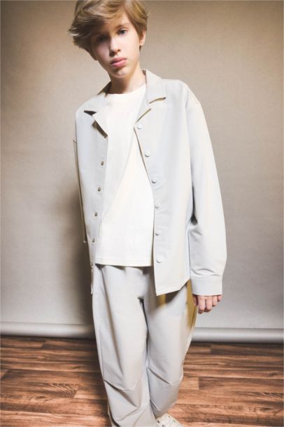 قميص كم طويل برسمة مدينة بياقة بولو