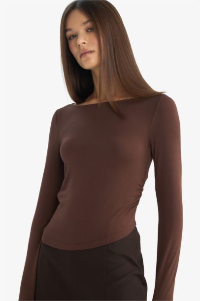 Slim Fit  Boat Neck Long Sleeved T-shirt