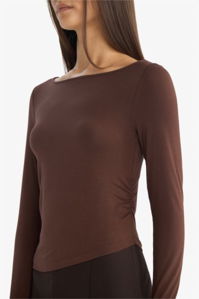 Slim Fit  Boat Neck Long Sleeved T-shirt