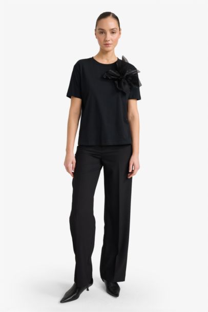 تيشيرت نص كم قصة عادية برقبة مستديرة