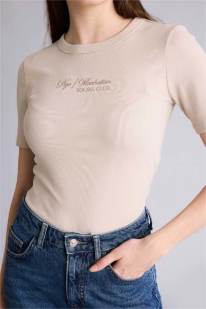 Футболка кашкорсе Slim Fit в рубчик с круглым вырезом принтом и коротким рукавом