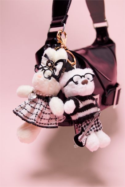 Woman Black Guitar Detail Wearable Charm Keychain