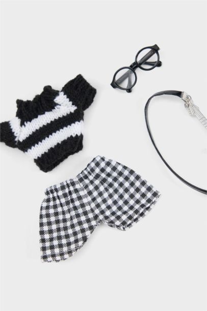 Woman Black Guitar Detail Wearable Charm Keychain