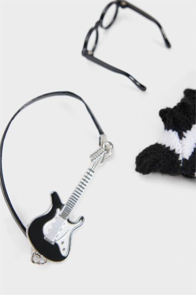 Woman Black Guitar Detail Wearable Charm Keychain