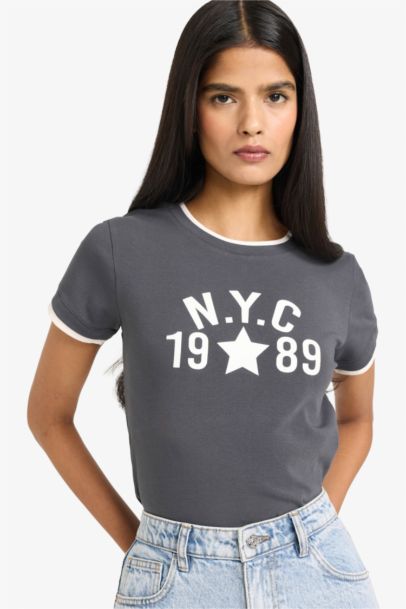 Футболка Fitted в рубчик с круглым вырезом принтом и коротким рукавом