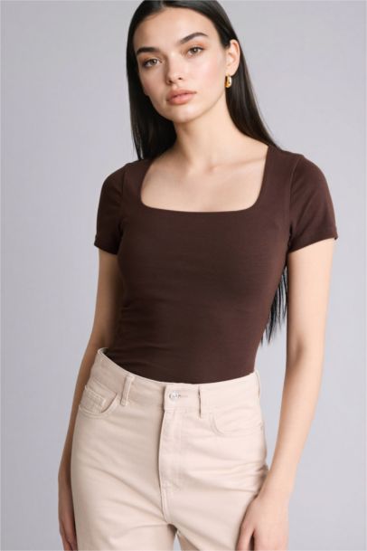 Футболка Slim Fit с квадратным вырезом и коротким рукавом