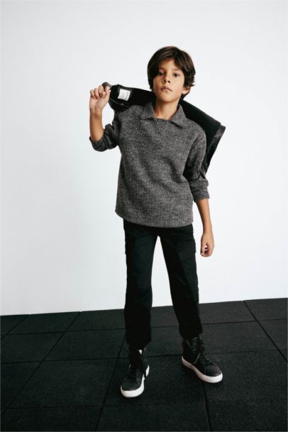 سويت شيرت أولادي قصة عادية بياقة V