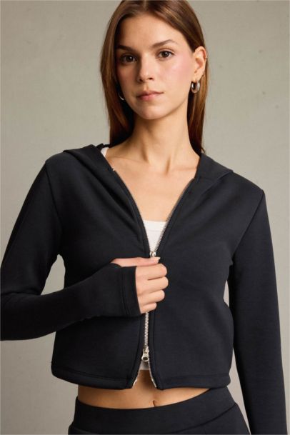 جاكيت رياضي منسوج بغطاء للرأس