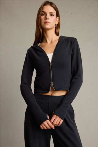 جاكيت رياضي منسوج بغطاء للرأس