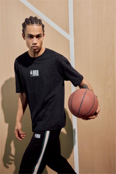 NBA Wordmark Bisiklet Yaka Sırt Baskılı Kısa Kollu Tişört