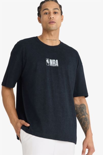 NBA Wordmark Bisiklet Yaka Sırt Baskılı Kısa Kollu Tişört