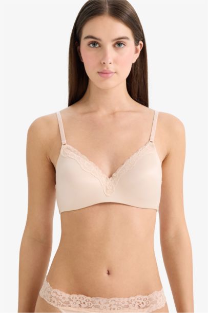 Soutien-gorge en satin rembourré avec dentelle sans armatures