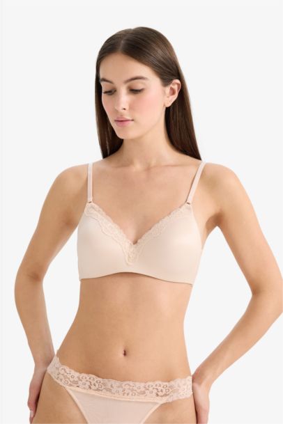 Soutien-gorge en satin rembourré avec dentelle sans armatures