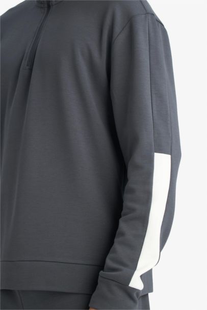 سويت شيرت قصة عادية