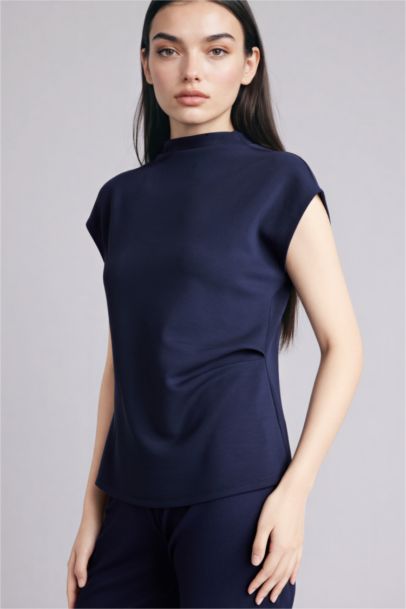 بلوزة نص كم بيكيه سليم فيت بياقة عالية