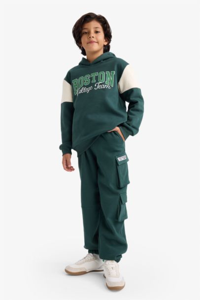 بنطرون كارجو ولادي بطبعة شعار قماش سميك