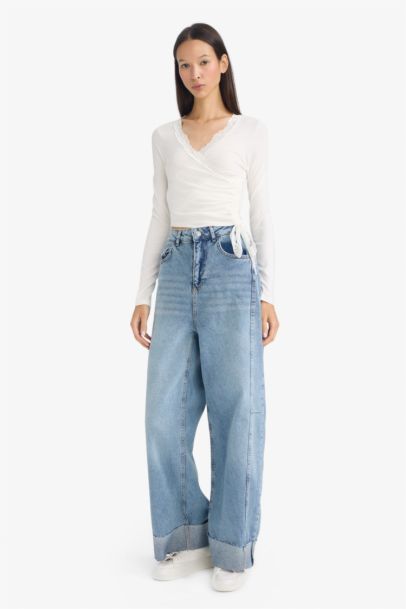 Fitted V-Neck Lace Detail Long Sleeve T-Shirt