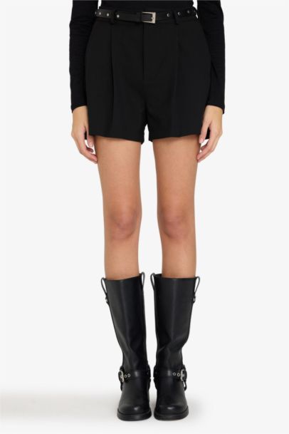 شورت قصير بخصر عادي