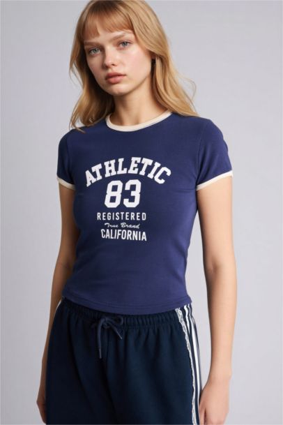 Футболка Fitted в рубчик с принтом и коротким рукавом