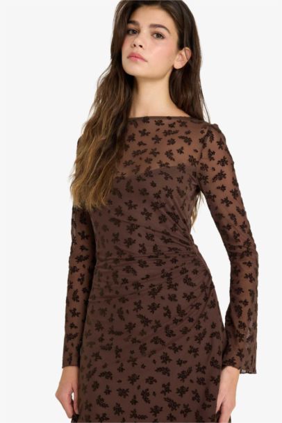 فستان قصير تول ردن طويل بياخة عريضة