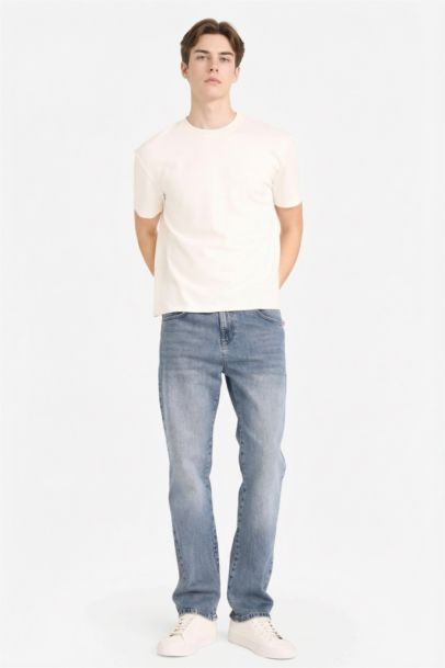 بنطرون قصة مستقيمة ورجل عادي