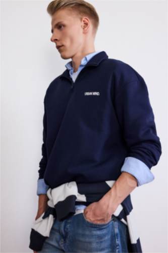 سويت شيرت بطبعة شعار أوفر سايز برقبة عالية بنصف سحاب