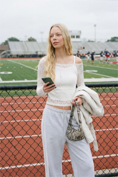 Fitted иығы ашық шілтерлі футболка