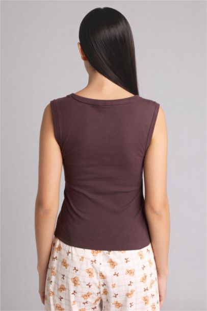 تانك توب قصة عادية