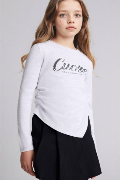 تيشيرت كم طويل مضلع بطبعة شعار بياقة مستديرة