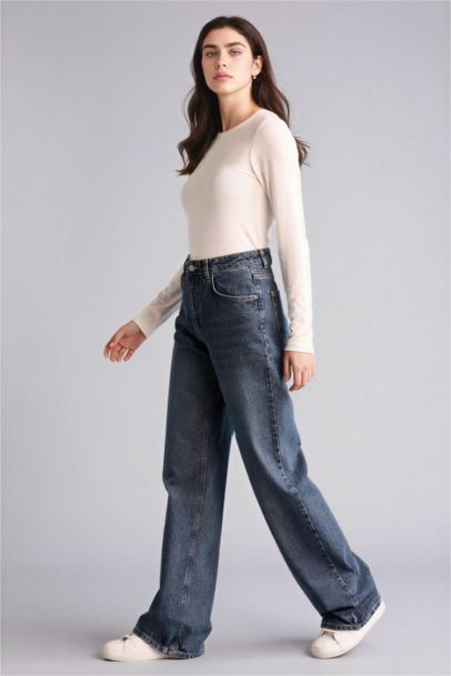 بنطرون جينز قصة مستقيمة واسعة وخصر عالي