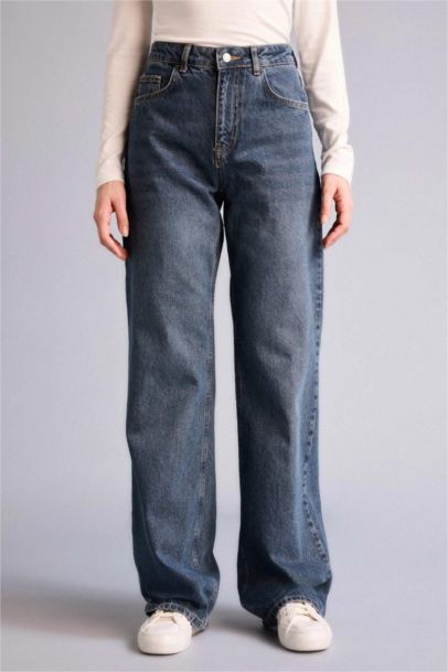 بنطرون جينز قصة مستقيمة واسعة وخصر عالي