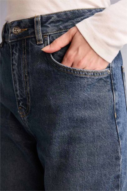 بنطرون جينز قصة مستقيمة واسعة وخصر عالي