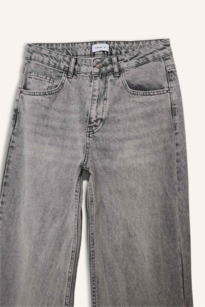 بنطلون جينز قصة مستقيمة واسعة وخصر عالي