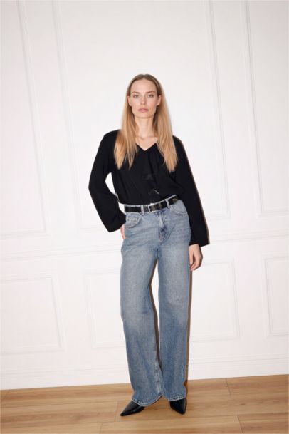 Relax Fit V-Neck Long Sleeve Blouse