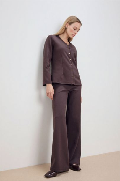 بنطلون قصة واسعة مستقيمة برجل عادية