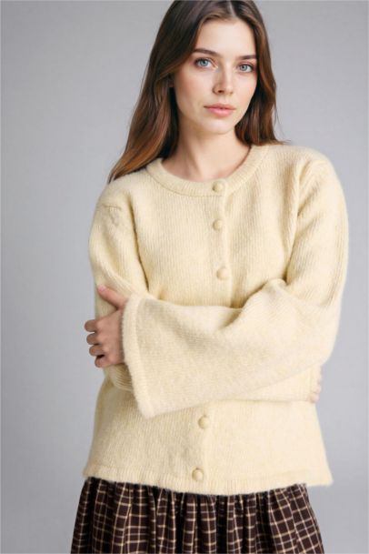 جاكيت تريكو قصة عادية بياخة مستديرة