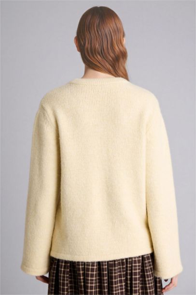 جاكيت تريكو قصة عادية بياخة مستديرة