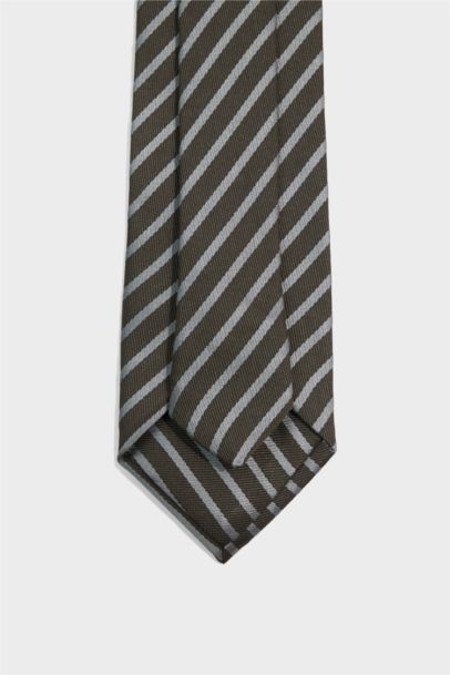 ربطة عنق مخططة للرجال