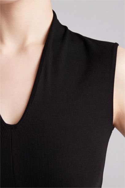 تانك توب مضلع سليم فيت بياقة V