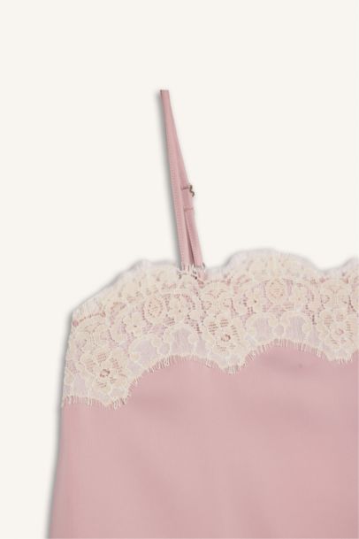 بلوزة ستان قصة عادية بحمالات