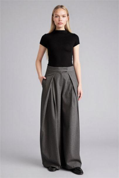 بنطلون جينز وايد ليج برجل عادية وخصر عالي