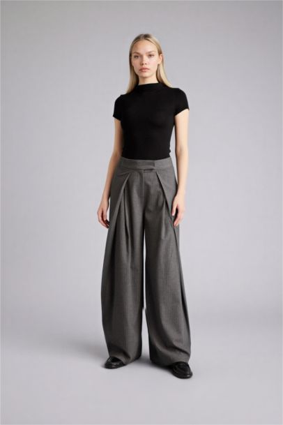 بنطلون جينز وايد ليج برجل عادية وخصر عالي