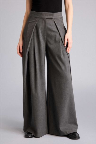 بنطلون جينز وايد ليج برجل عادية وخصر عالي