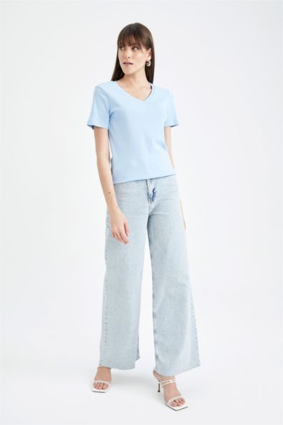 تيشيرت قطن سليم فيت بياقة V بكمام قصيرة