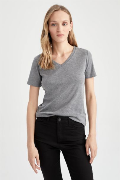 تيشيرت نص كم قطن سليم فيت برقبة V