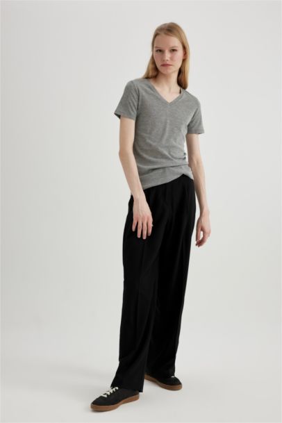 تيشيرت بيزك نص كم قطن سليم فيت بياقة V