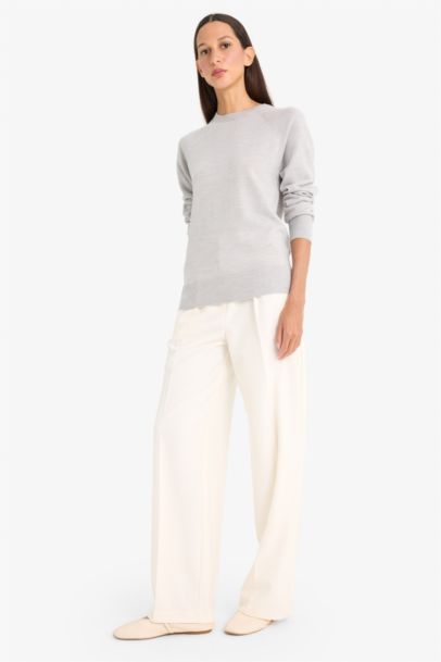 بلوفر قصة مريحة برقبة مستديرة رمادي فاتح