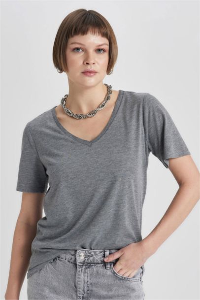 تي شيرت بياقة V قصة عادية